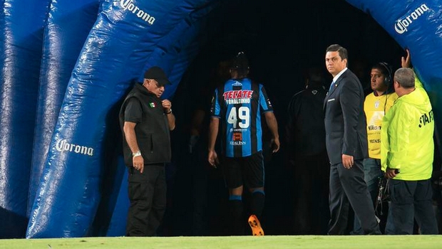 Έγινε αλλαγή και έφυγε από το γήπεδο ο Ροναλντίνιο! (vids) Έγινε αλλαγή και έφυγε από το γήπεδο ο Ροναλντίνιο! (vids)