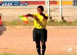 Τραγικό λάθος επόπτη σε αγώνα στο Περού (vid)