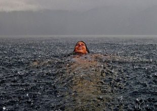Ο καιρός τρελάθηκε! Μετά τις βουτιές, έρχεται καταιγίδα και χαλάζι