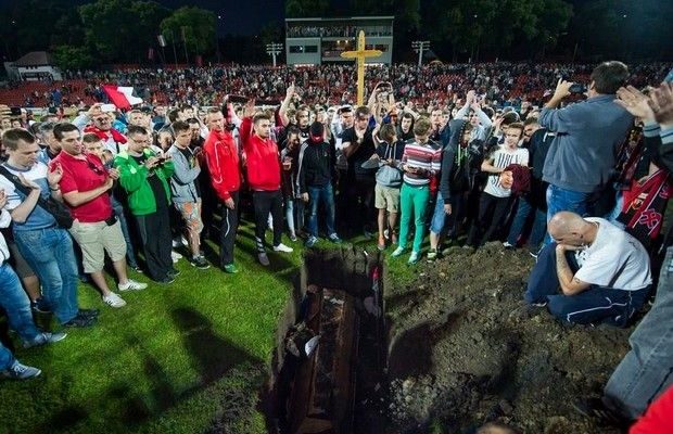 Έκαναν την «κηδεία» της ομάδας τους