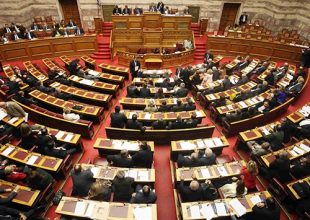 Ανέβηκαν οι τόνοι στη Βουλή πριν την ψήφιση του νομοσχεδίου για τη δημόσια διοίκηση
