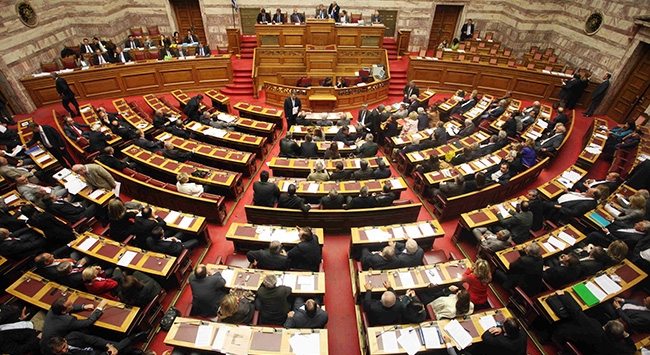 Ανέβηκαν οι τόνοι στη Βουλή πριν την ψήφιση του νομοσχεδίου για τη δημόσια διοίκηση Ανέβηκαν οι τόνοι στη Βουλή πριν την ψήφιση του νομοσχεδίου για τη δημόσια διοίκηση