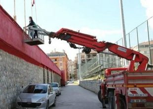 Προπονητής τιμωρήθηκε για 9,5 μήνες και είδε ματς από γερανό! (vid)