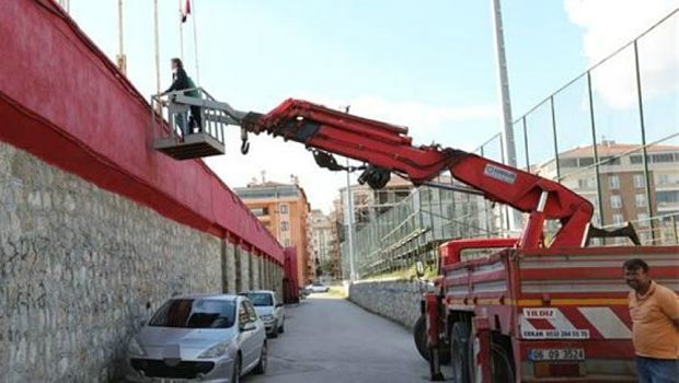 Προπονητής τιμωρήθηκε για 9,5 μήνες και είδε ματς από γερανό! (vid) Προπονητής τιμωρήθηκε για 9,5 μήνες και είδε ματς από γερανό! (vid)