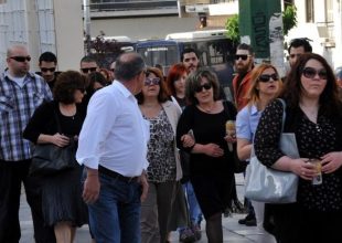 Δίκη Χρυσής Αυγής: “Θέλω να τον δω”. Η μητέρα του Φύσσα προσπάθησε να πλησιάσει τον Γιώργο Ρουπακιά