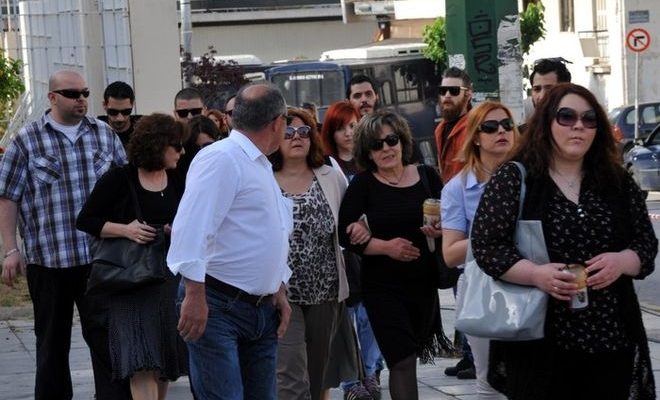 Δίκη Χρυσής Αυγής: “Θέλω να τον δω”. Η μητέρα του Φύσσα προσπάθησε να πλησιάσει τον Γιώργο Ρουπακιά
