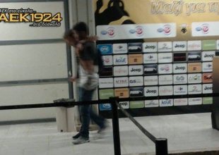 Υποβασταζόμενος από τον Πεταυράκη αποχώρησε ο Μπακάκης (pic)