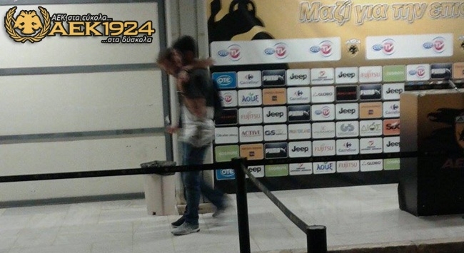 Υποβασταζόμενος από τον Πεταυράκη αποχώρησε ο Μπακάκης (pic)