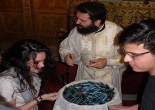 Μητροπολίτης μοίρασε ευλογημένο στυλό