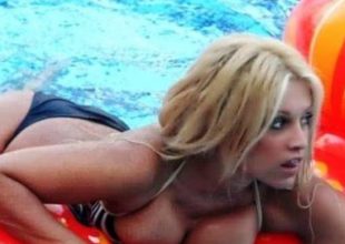Η Σαμπρίνα παραμένει… καυτή και στα 45 της (photos)