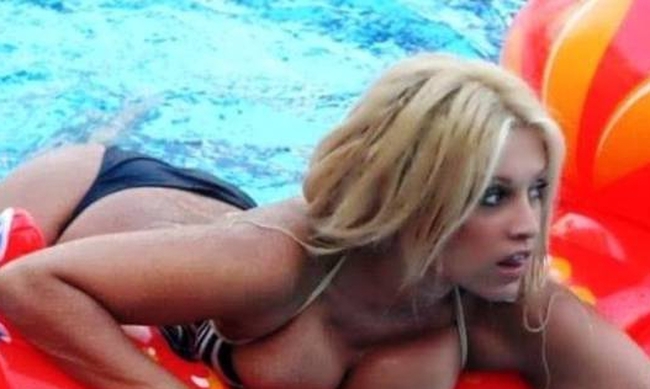 Η Σαμπρίνα παραμένει… καυτή και στα 45 της (photos)