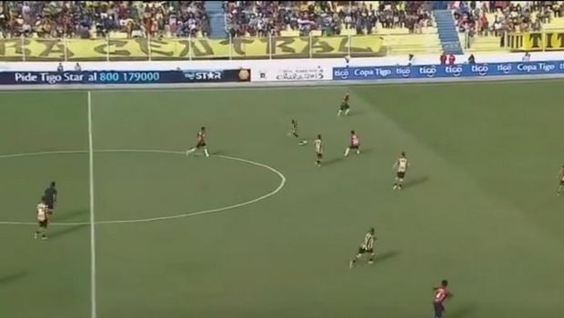 Ασύλληπτο γκολ από τα 45 μέτρα στην Βολιβία (VIDEO)