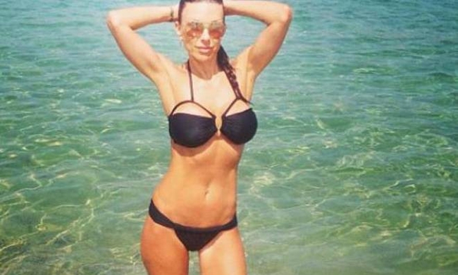 Η Ελίνα Καντζά είναι η… θεά της Μυκόνου!
