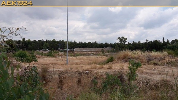 Περιμένει την περίφραξη και τις μπουλντόζες (PICS)
