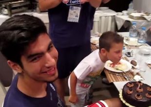 Η παρακάμερα του Ελλάδα – Ρωσία και η τούρτα γενεθλίων του Σκουλίδα
