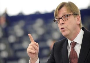 Φερχόφστατ κατά Τσίπρα: Δείξε ότι είσαι ηγέτης και όχι ψευδοπροφήτης