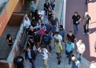 Φραστική επίθεση στον Θεοδωράκη
