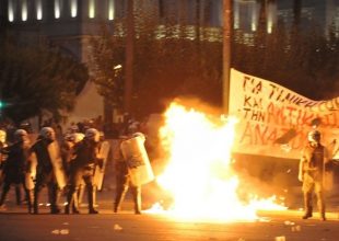 Σοβαρά επεισόδια στο Σύνταγμα – Βροχή μολότοφ