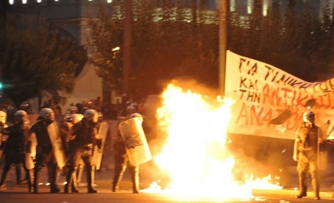 Σοβαρά επεισόδια στο Σύνταγμα – Βροχή μολότοφ