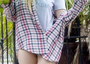 Αυτά είναι! Βγήκε στη βροχή χωρίς παντελόνι και το καταχάρηκε