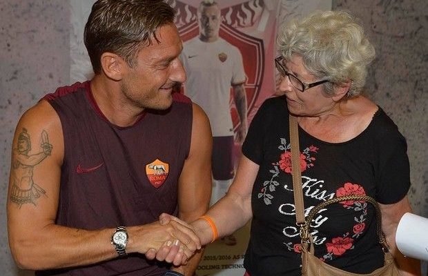 Γιαγιά κλαίει μπροστά στον Τότι!