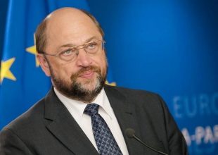 Τα γυρίζει ο Σουλτς: Τώρα λέει πως οι Ευρωπαίοι δεν θα εγκαταλείψουν τους Έλληνες