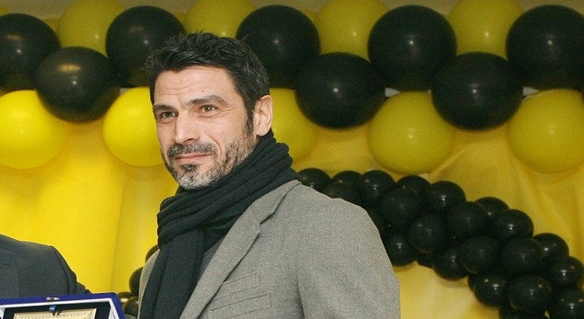 Φεύγει με ψηλά το κεφάλι