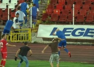 Άγριο κυνηγητό οπαδών σε ποδοσφαιριστές σε φιλικό αγώνα