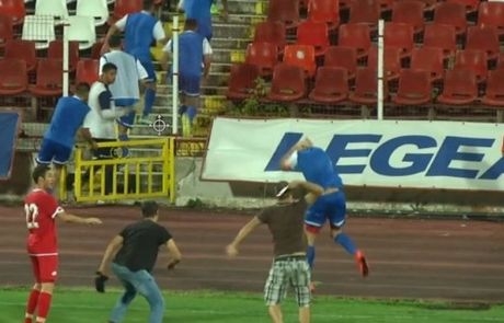 Άγριο κυνηγητό οπαδών σε ποδοσφαιριστές σε φιλικό αγώνα