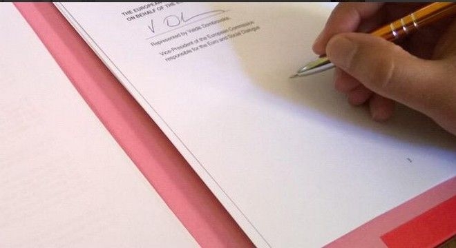 Ντομπρόβσκις: Υπεγράφη και επίσημα το δάνειο από τον ESM