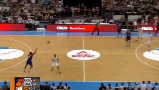 Απίθανο τρίποντο του Καουντί πίσω από το κέντρο
