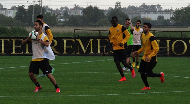 Ξεκινάει με 4-3-3 η ΑΕΚ