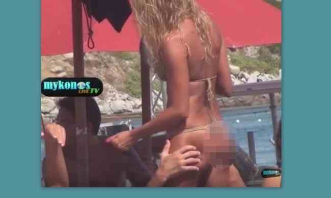 Τα χέρια του ποδοσφαιριστή πήγαν στα… οπίσθιά της