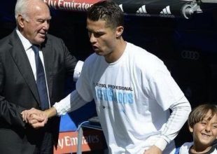 Στον αγωνιστικό χώρο με τον μικρό πρόσφυγα ο Ρονάλντο