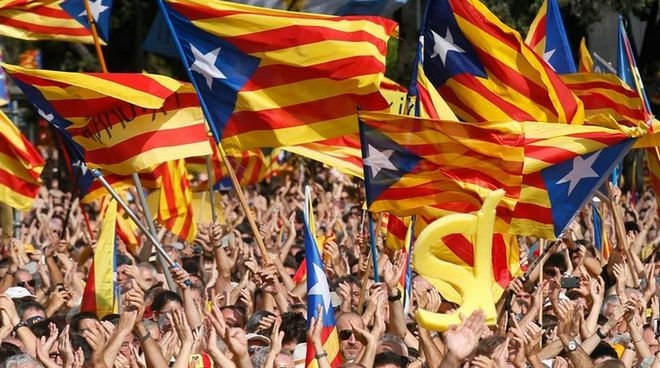 Καταλονία: Τα exit poll δείχνουν ανεξαρτησία. Απειλές με “άρωμα” Grexit και αποκλεισμό της Μπαρτσελόνα