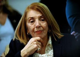 Συνεχίζει να προκαλεί η Χριστοδουλοπούλου: Πλούτισαν τα νησιά από τους πρόσφυγες
