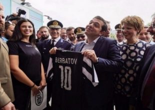 Φωτογραφήθηκε με φανέλα του Μπερμπάτοφ ο Τσίπρας