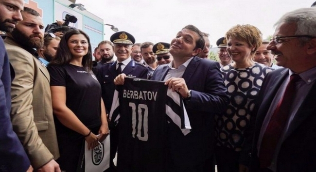 Φωτογραφήθηκε με φανέλα του Μπερμπάτοφ ο Τσίπρας