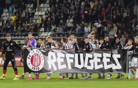 Εντυπωσιακό πανό για τους πρόσφυγες στο Ντόρτμουντ – Ζανκτ Πάουλι