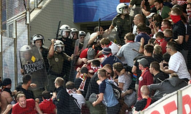 Πολύ ξύλο με τραυματία στο «Καραϊσκάκης» (VIDS)