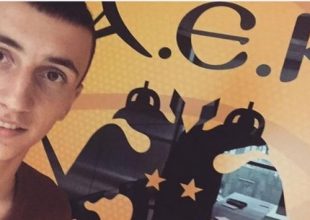Η σέλφι του Άτιτς με φόντο τον Δικέφαλο