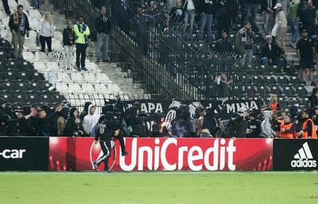 Η εισβολή των οπαδών του ΠΑΟΚ με VIDEO από την εξέδρα