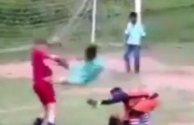 Απίστευτο ξύλο μεταξύ παιδιών στην Ινδία