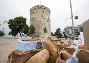 Πάνω από 500 κιλά ψωμί συγκέντρωσαν οι αρτοποιοί για τους πρόσφυγες στην Ειδομενή