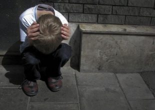 Άστεγος ασελγούσε σε ανήλικα αγοράκια στην Καλλιθέα επί έναν χρόνο!