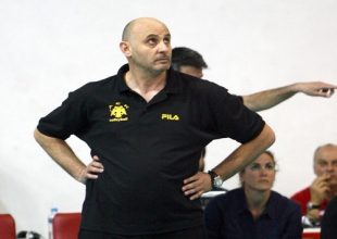 Πάει Σαντορίνη χωρίς δύο