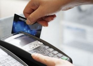 Πλαστικό χρήμα παντού. Πού θα απαγορεύονται τα μετρητά