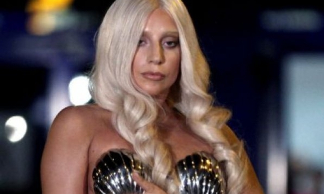 Τι πραγματικά συμβαίνει με τη Lady Gaga τελευταία;