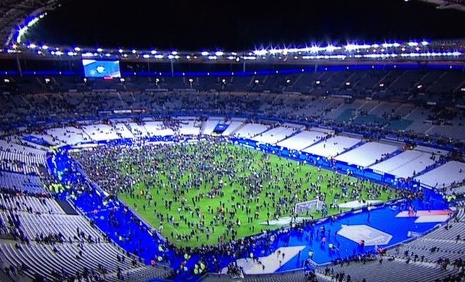 Βίντεο: Οι Γάλλοι αποχωρούν από το Stade de France, τραγουδώντας τον εθνικό ύμνο Βίντεο: Οι Γάλλοι αποχωρούν από το Stade de France, τραγουδώντας τον εθνικό ύμνο