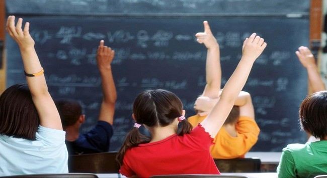 Αυτός είναι ο Έλληνας δάσκαλος. Πόσο δουλεύει, πόσο αμείβεται σε σχέση με τους ξένους συναδέλφους του